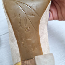 Load image into Gallery viewer, Vic Suede Peep Toe Court Shoes EU 36 UK 3 Made in Italy Beige Purple Bow Heels