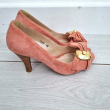 Load image into Gallery viewer, Vic Peep Toe Shoes Court Suede EU 36 UK 3 Made in Italy Pink Gold Buckle Heels