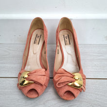 Load image into Gallery viewer, Vic Peep Toe Shoes Court Suede EU 36 UK 3 Made in Italy Pink Gold Buckle Heels
