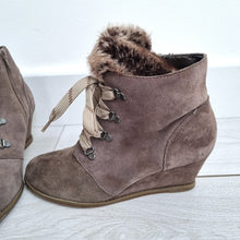 Load image into Gallery viewer, Clarks Brown Suede Boots UK 6.5 Wedge Ankle Faux Fur Lined Lace Up Taupe Winter