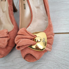 Load image into Gallery viewer, Vic Peep Toe Shoes Court Suede EU 36 UK 3 Made in Italy Pink Gold Buckle Heels