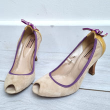Load image into Gallery viewer, Vic Suede Peep Toe Court Shoes EU 36 UK 3 Made in Italy Beige Purple Bow Heels
