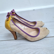 Load image into Gallery viewer, Vic Suede Peep Toe Court Shoes EU 36 UK 3 Made in Italy Beige Purple Bow Heels

