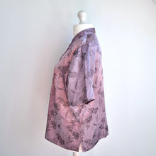 Load image into Gallery viewer, M&amp;S Satin Blouse Chinese Qipao Jacquard Lilac Top Short Sleeve Mock Neck Size 22
