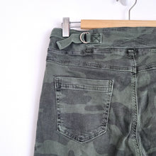Load image into Gallery viewer, Meek Boutique Jeans Joggers Camouflage Print Large Green Stretch Skinny Casual
