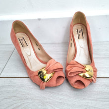 Load image into Gallery viewer, Vic Peep Toe Shoes Court Suede EU 36 UK 3 Made in Italy Pink Gold Buckle Heels
