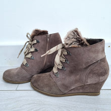 Load image into Gallery viewer, Clarks Brown Suede Boots UK 6.5 Wedge Ankle Faux Fur Lined Lace Up Taupe Winter
