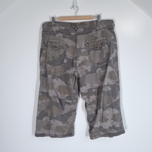 Load image into Gallery viewer, Airwalk Shorts Camouflage Print Cargo Men&#39;s Khaki Green 100% Cotton Bermuda XXL

