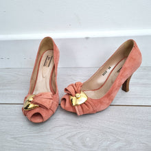 Load image into Gallery viewer, Vic Peep Toe Shoes Court Suede EU 36 UK 3 Made in Italy Pink Gold Buckle Heels
