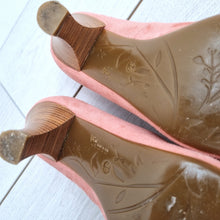 Load image into Gallery viewer, Vic Peep Toe Shoes Court Suede EU 36 UK 3 Made in Italy Pink Gold Buckle Heels
