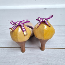 Load image into Gallery viewer, Vic Suede Peep Toe Court Shoes EU 36 UK 3 Made in Italy Beige Purple Bow Heels
