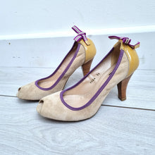 Load image into Gallery viewer, Vic Suede Peep Toe Court Shoes EU 36 UK 3 Made in Italy Beige Purple Bow Heels
