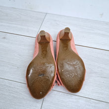 Load image into Gallery viewer, Vic Peep Toe Shoes Court Suede EU 36 UK 3 Made in Italy Pink Gold Buckle Heels
