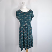 Load image into Gallery viewer, Seasalt Cornwall Carnmoggas Dress Sail Boats Print Jersey Green Smock Casual 14
