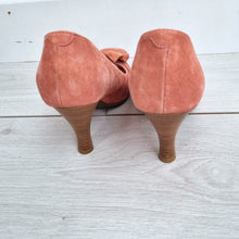 Load image into Gallery viewer, Vic Peep Toe Shoes Court Suede EU 36 UK 3 Made in Italy Pink Gold Buckle Heels
