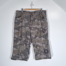 Load image into Gallery viewer, Airwalk Shorts Camouflage Print Cargo Men&#39;s Khaki Green 100% Cotton Bermuda XXL
