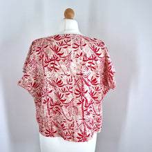 Load image into Gallery viewer, Vintage Batik Top Cropped Blouse Boxy Red Short Sleeves Bali Murni Cotton Large
